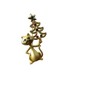 Cat holding a Christmas tree‎ pin
